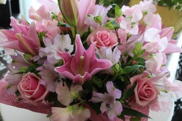 お誕生日アレンジ♬｜「アライ花店」　（山形県山形市の花キューピット加盟店 花屋）のブログ