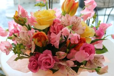 奥様へのお誕生日アレンジ｜「アライ花店」　（山形県山形市の花キューピット加盟店 花屋）のブログ