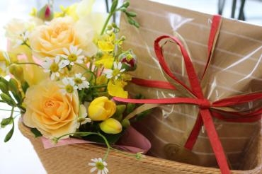 お花とプレゼントをセットにして♬｜「アライ花店」　（山形県山形市の花キューピット加盟店 花屋）のブログ