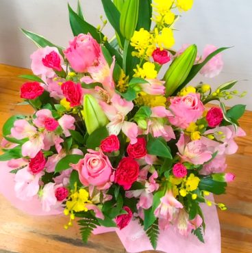 お誕生日アレンジメント｜「フラワーショップはなまつ」　（京都府宇治市の花キューピット加盟店 花屋）のブログ