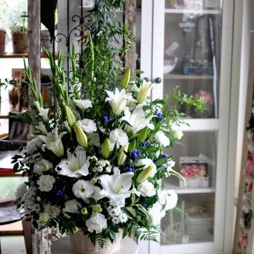 お盆のアレンジメント～兵庫県三木市の花屋フローリストシバタ～｜「フローリスト　シバタ」　（兵庫県三木市の花キューピット加盟店 花屋）のブログ