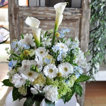 ペットちゃんの御供えのアレンジメント｜「フローリスト　シバタ」　（兵庫県三木市の花キューピット加盟店 花屋）のブログ
