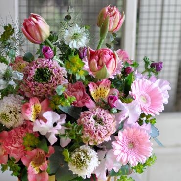 お誕生日のアレンジメント｜「フローリスト　シバタ」　（兵庫県三木市の花キューピット加盟店 花屋）のブログ