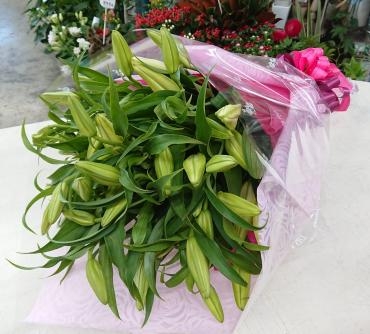 奥さまのお誕生日に カサブランカの花束♪｜「愛花」　（愛媛県松山市の花キューピット加盟店 花屋）のブログ