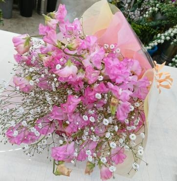 お誕生日に スイートピーとカスミ草の花束♪｜「愛花」　（愛媛県松山市の花キューピット加盟店 花屋）のブログ