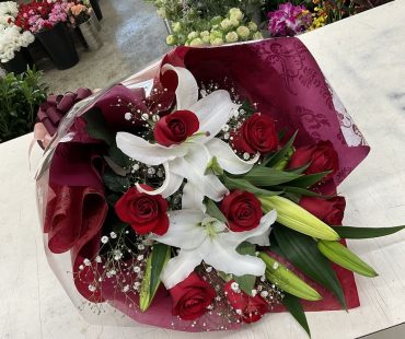 赤バラとユリの花束♪｜「愛花」　（愛媛県松山市の花キューピット加盟店 花屋）のブログ