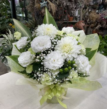 展示会 お祝い アレンジメント ホワイト＆グリーン系♪｜「愛花」　（愛媛県松山市の花キューピット加盟店 花屋）のブログ