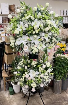 お誕生日祝い スタンド花【２段】 ホワイト×グリーン系♪｜「愛花」　（愛媛県松山市の花キューピット加盟店 花屋）のブログ