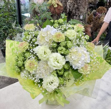 退任お祝い 白グリーン系 アレンジメント♪｜「愛花」　（愛媛県松山市の花キューピット加盟店 花屋）のブログ