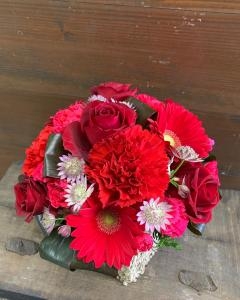 お誕生日の御祝い【赤系アレンジメント】｜「斎藤生花店」　（静岡県静岡市葵区の花キューピット加盟店 花屋）のブログ