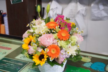 ガーベラを使ったお誕生日アレンジ｜「斎藤生花店」　（静岡県静岡市葵区の花キューピット加盟店 花屋）のブログ