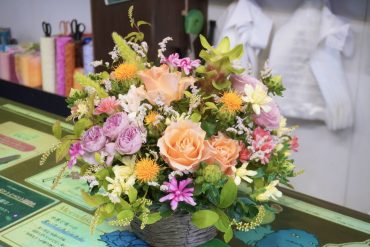 グリーンたっぷりカラフルアレンジ｜「斎藤生花店」　（静岡県静岡市葵区の花キューピット加盟店 花屋）のブログ