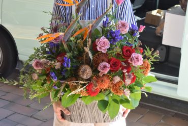 写真個展開催のお祝いアレンジ｜「フラワーショップ花よど」　（熊本県天草市の花キューピット加盟店 花屋）のブログ