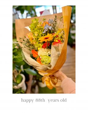 お祝いの花束、笑顔に花を添えて・・・( *´艸｀)｜「フローリスト飾り屋」　（鹿児島県鹿児島市の花キューピット加盟店 花屋）のブログ
