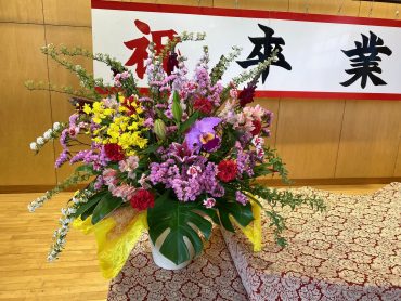 卒業式　演壇花｜「彩季舎」　（群馬県高崎市の花キューピット加盟店 花屋）のブログ