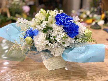 ホワイト/ブルーのアレンジ｜「彩季舎」　（群馬県高崎市の花キューピット加盟店 花屋）のブログ