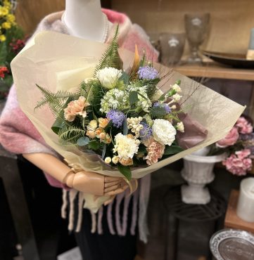 haruiro bouquet20歳のお祝いに・・・｜「フローリスト飾り屋」　（鹿児島県鹿児島市の花キューピット加盟店 花屋）のブログ