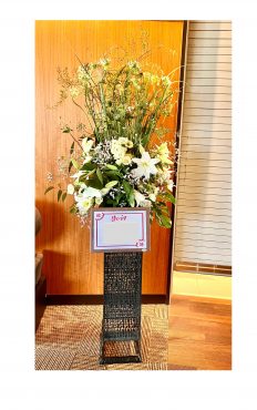御祝生花スタンドのお届け｜「フローリスト飾り屋」　（鹿児島県鹿児島市の花キューピット加盟店 花屋）のブログ
