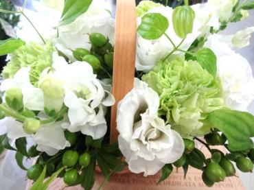 白と緑で作るお誕生日用のアレンジメント花｜「ポピー」　（京都府八幡市の花キューピット加盟店 花屋）のブログ