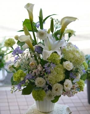 故人を偲ぶアレンジメント　フローラント｜「フローラント」　（静岡県三島市の花キューピット加盟店 花屋）のブログ