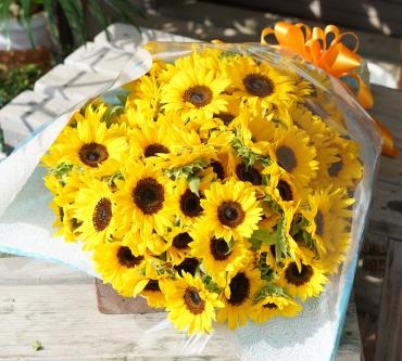 ヒマワリ１００本の花束　配達しました　三島市花屋フローラント｜「フローラント」　（静岡県三島市の花キューピット加盟店 花屋）のブログ