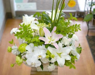 御供　ユリのアレンジメントお届けしました　フローラント｜「フローラント」　（静岡県三島市の花キューピット加盟店 花屋）のブログ