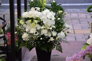 白メインのお供えアレンジメント｜「フラワーショップ花よど」　（熊本県天草市の花キューピット加盟店 花屋）のブログ