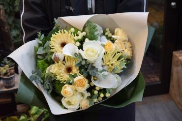 白薔薇を入れたブーケ風花束♪｜「フラワーショップ花よど」　（熊本県天草市の花キューピット加盟店 花屋）のブログ