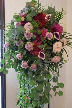 流れるブーケのようなスタンド花｜「フラワーショップ花よど」　（熊本県天草市の花キューピット加盟店 花屋）のブログ