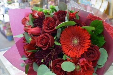 赤系ブーケ風花束｜「フラワーショップ花よど」　（熊本県天草市の花キューピット加盟店 花屋）のブログ