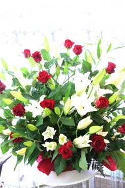 赤バラと白ユリのお誕生日アレンジ｜「アライ花店」　（山形県山形市の花キューピット加盟店 花屋）のブログ