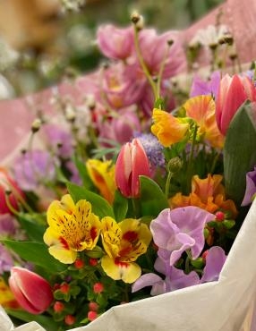 月曜の朝からブーケ作り・・・｜「フローリスト飾り屋」　（鹿児島県鹿児島市の花キューピット加盟店 花屋）のブログ