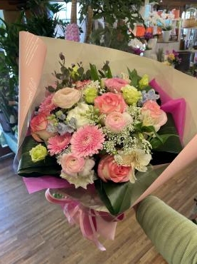 快晴の成人の集いにお祝いのブーケ日和・・・｜「フローリスト飾り屋」　（鹿児島県鹿児島市の花キューピット加盟店 花屋）のブログ