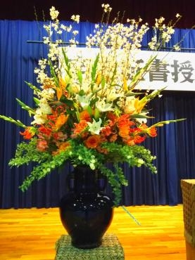 卒業式・入学式の壇上花｜「ポピー」　（京都府八幡市の花キューピット加盟店 花屋）のブログ