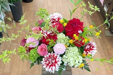 華やか！！ダリアのアレンジメント｜「フローラント」　（静岡県三島市の花キューピット加盟店 花屋）のブログ