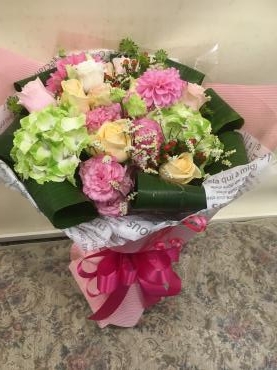 季節のお花で花束を・・・！｜「フローリスト飾り屋」　（鹿児島県鹿児島市の花キューピット加盟店 花屋）のブログ