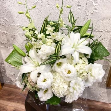 レストラン開店、白系アレンジメント・ご注文ありがとうございました。｜「銀座ニューフラワー」　（東京都中央区の花キューピット加盟店 花屋）のブログ
