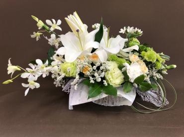 お誕生日。清楚なアレンジ。｜「彩季舎」　（群馬県高崎市の花キューピット加盟店 花屋）のブログ