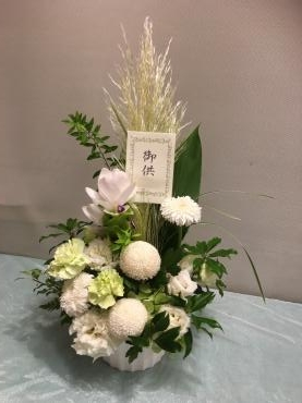 お盆の御供アレンジメントです｜「フローリスト飾り屋」　（鹿児島県鹿児島市の花キューピット加盟店 花屋）のブログ