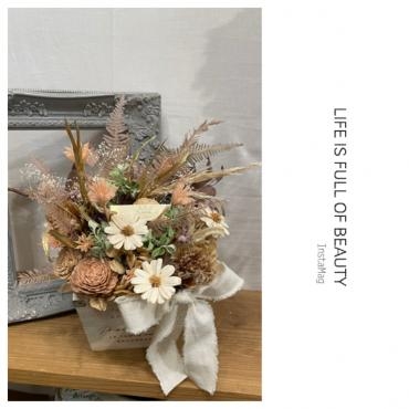 オフホワイトのアレンジメント・・・｜「フローリスト飾り屋」　（鹿児島県鹿児島市の花キューピット加盟店 花屋）のブログ