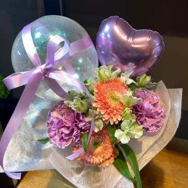 結婚記念日で奥様へのプレゼント！ブーケにバルーンを付けてお作りいたしました。ありがとうございました。｜「銀座ニューフラワー」　（東京都中央区の花キューピット加盟店 花屋）のブログ