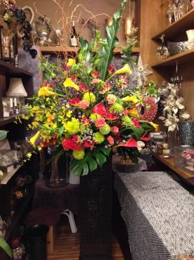御祝のスタンド生花　華やかに～｜「フローリスト飾り屋」　（鹿児島県鹿児島市の花キューピット加盟店 花屋）のブログ