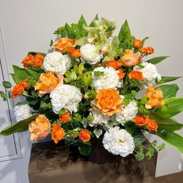 写真展、開催のお祝いアレンジメントお届けしました。｜「銀座ニューフラワー」　（東京都中央区の花キューピット加盟店 花屋）のブログ
