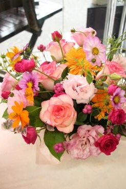 季節の花を入れたお祝いアレンジ｜「アライ花店」　（山形県山形市の花キューピット加盟店 花屋）のブログ
