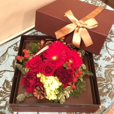 Boxアレンジメントクリスマス風です～｜「フローリスト飾り屋」　（鹿児島県鹿児島市の花キューピット加盟店 花屋）のブログ