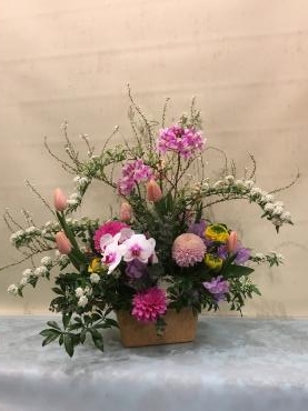 お祝いアレンジメントお届け＆春物語～｜「フローリスト飾り屋」　（鹿児島県鹿児島市の花キューピット加盟店 花屋）のブログ