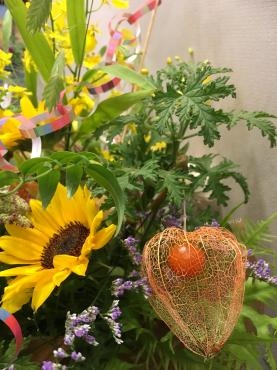 透かしホオズキ入りアレンジメント・・・｜「フローリスト飾り屋」　（鹿児島県鹿児島市の花キューピット加盟店 花屋）のブログ