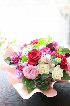 赤バラを入れての華やかアレンジメント｜「アライ花店」　（山形県山形市の花キューピット加盟店 花屋）のブログ