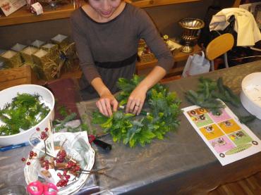花教室　ハンドメイド・クリスマスリース～｜「フローリスト飾り屋」　（鹿児島県鹿児島市の花キューピット加盟店 花屋）のブログ