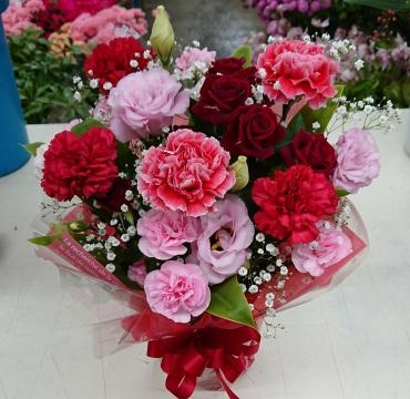母の日2020♪　赤カーネーションを入れたアレンジメント☆｜「愛花」　（愛媛県松山市の花キューピット加盟店 花屋）のブログ